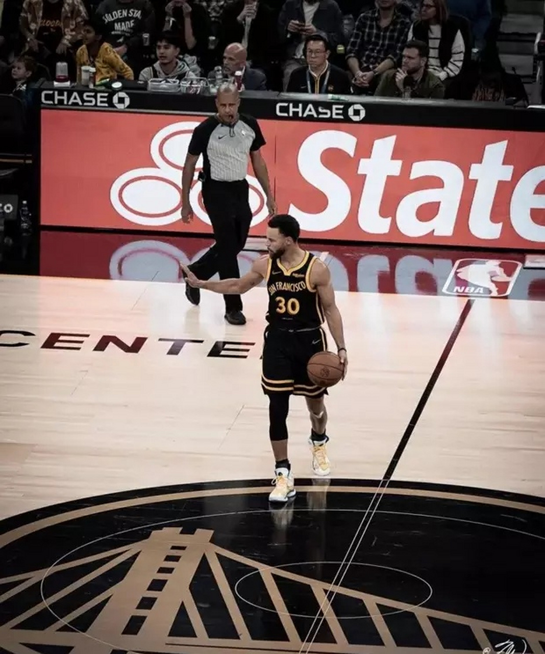 库里在美国队比赛中关键助攻，大胜引发热议！(美国nba库里)