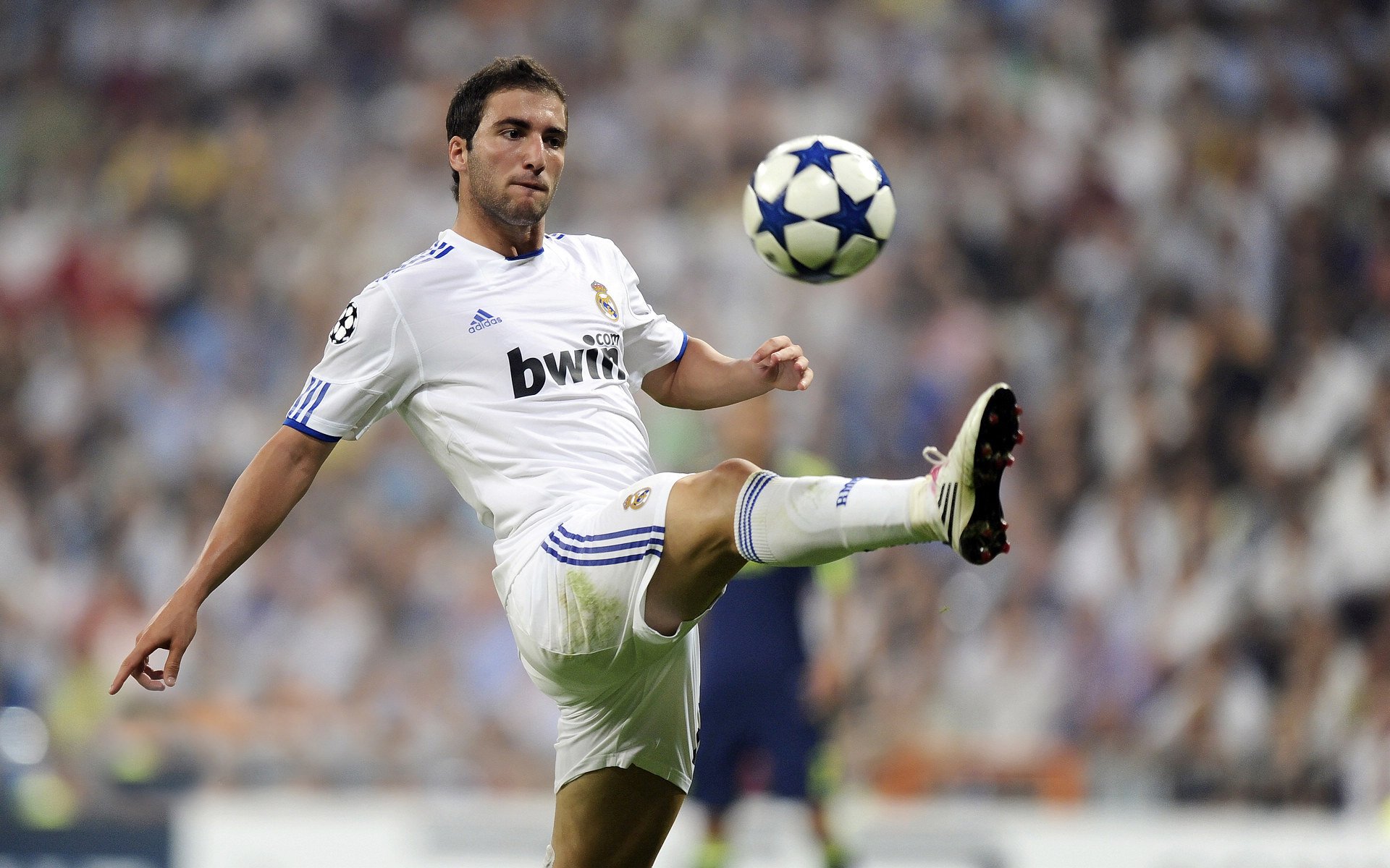 -足球赛场焦点！韩国队对阵日本队，关键一战，双方鏖战至最后一刻